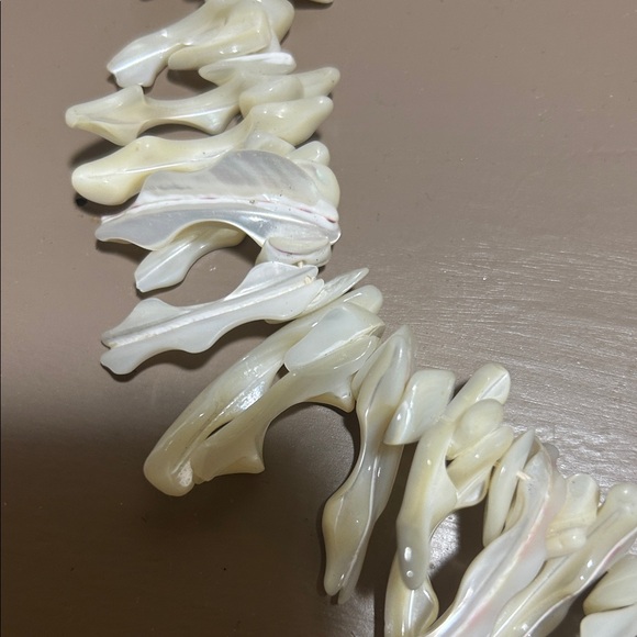 Elegant Cream Shell Necklace - Picture 2 of 2